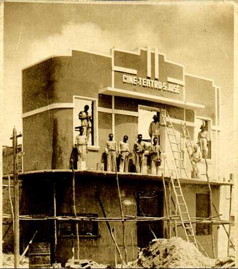 Trabalhadores na construção do cinema de Aquidabã na década de 1950