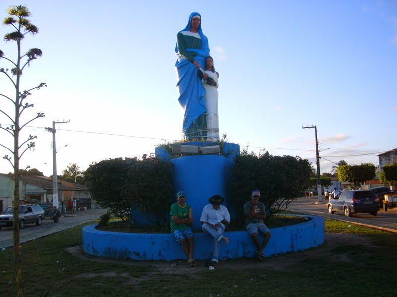 Monumento religioso na entrada de Aquidabã