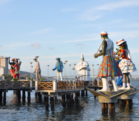 Esculturas do Largo da Gente Sergipana sobre o Rio Sergipe, em Aracaju