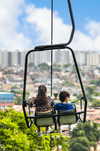 Passageiros no Teleférico de Aracaju com vista para a cidade