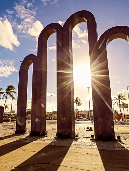 Arcos da Orla da Atalaia iluminados pelo pôr do sol, em Aracaju