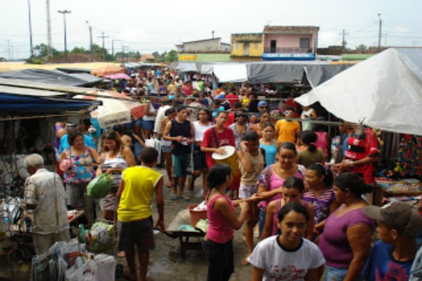 Feira livre de Areia Branca com comerciantes e visitantes