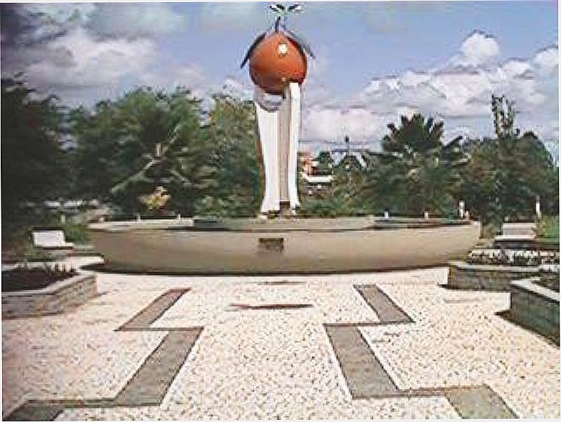Monumento em forma de laranja na Praça da Laranja em Boquim