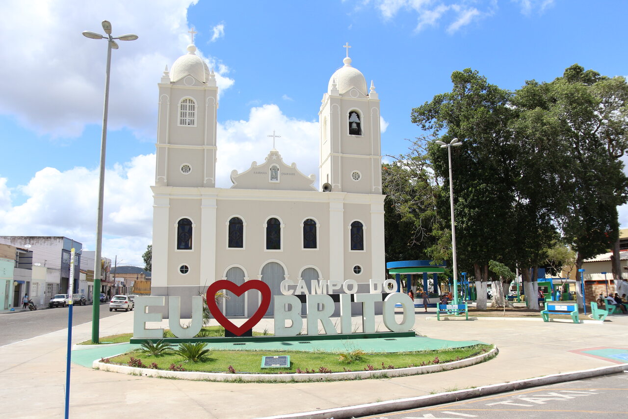 Igreja Matriz de Nossa Senhora da Boa Hora e letreiro de Campo do Brito