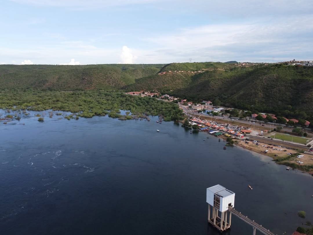 Rio São Francisco e reservatório de Xingó vistos de Canindé de São Francisco