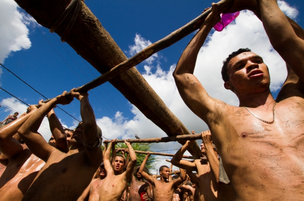 Participantes carregam o mastro durante a festa tradicional de Capela