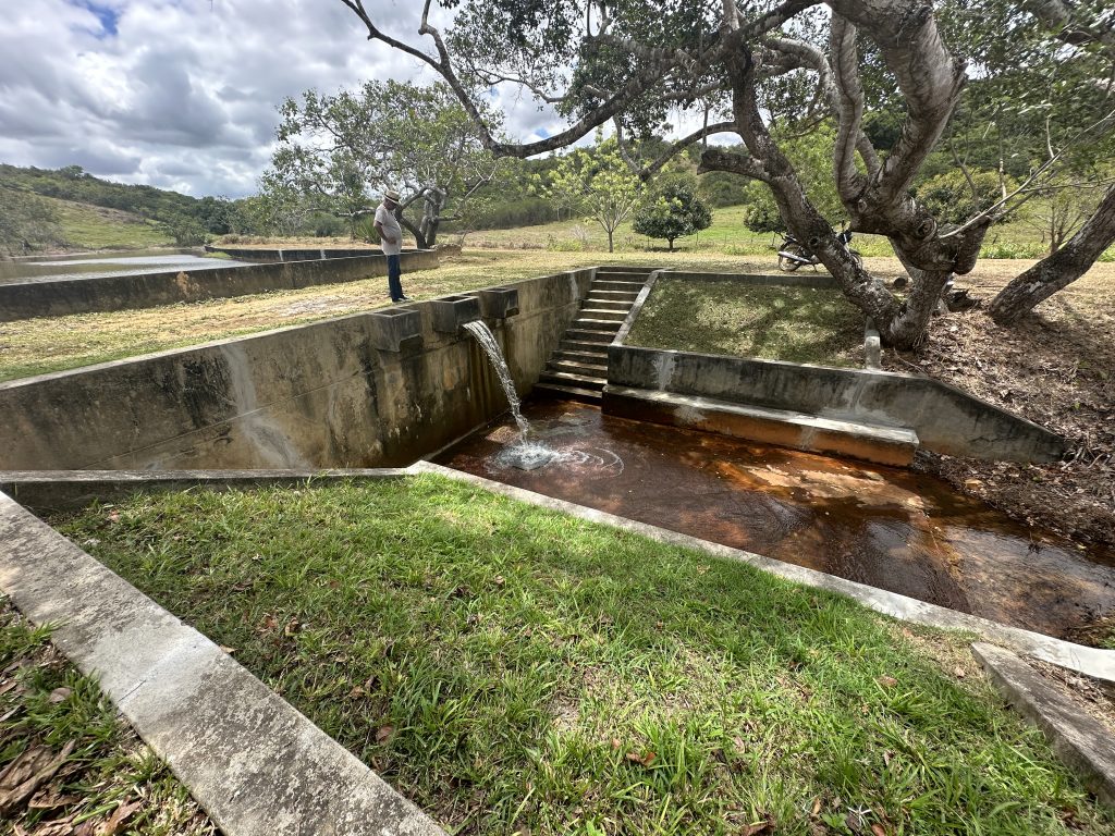 Estrutura de águas e nascente visitada na Bica de Capela
