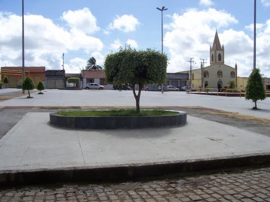 Igreja Matriz do Sagrado Coração de Jesus vista da praça central de Carira