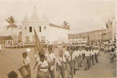 Desfile cívico histórico diante da antiga Igreja de Nossa Senhora do Carmo