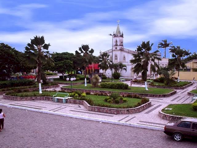 Praça central ajardinada e Igreja Matriz de Cristinápolis