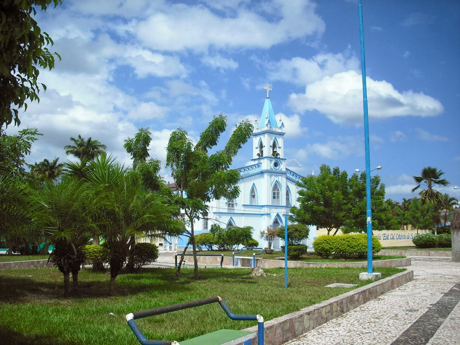 Igreja de Cristinápolis vista a partir da praça arborizada