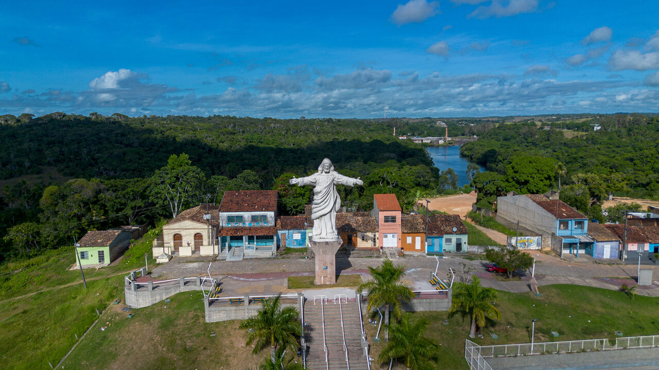 Piscina natural cercada pela vegetação no Balneário Público de Estância