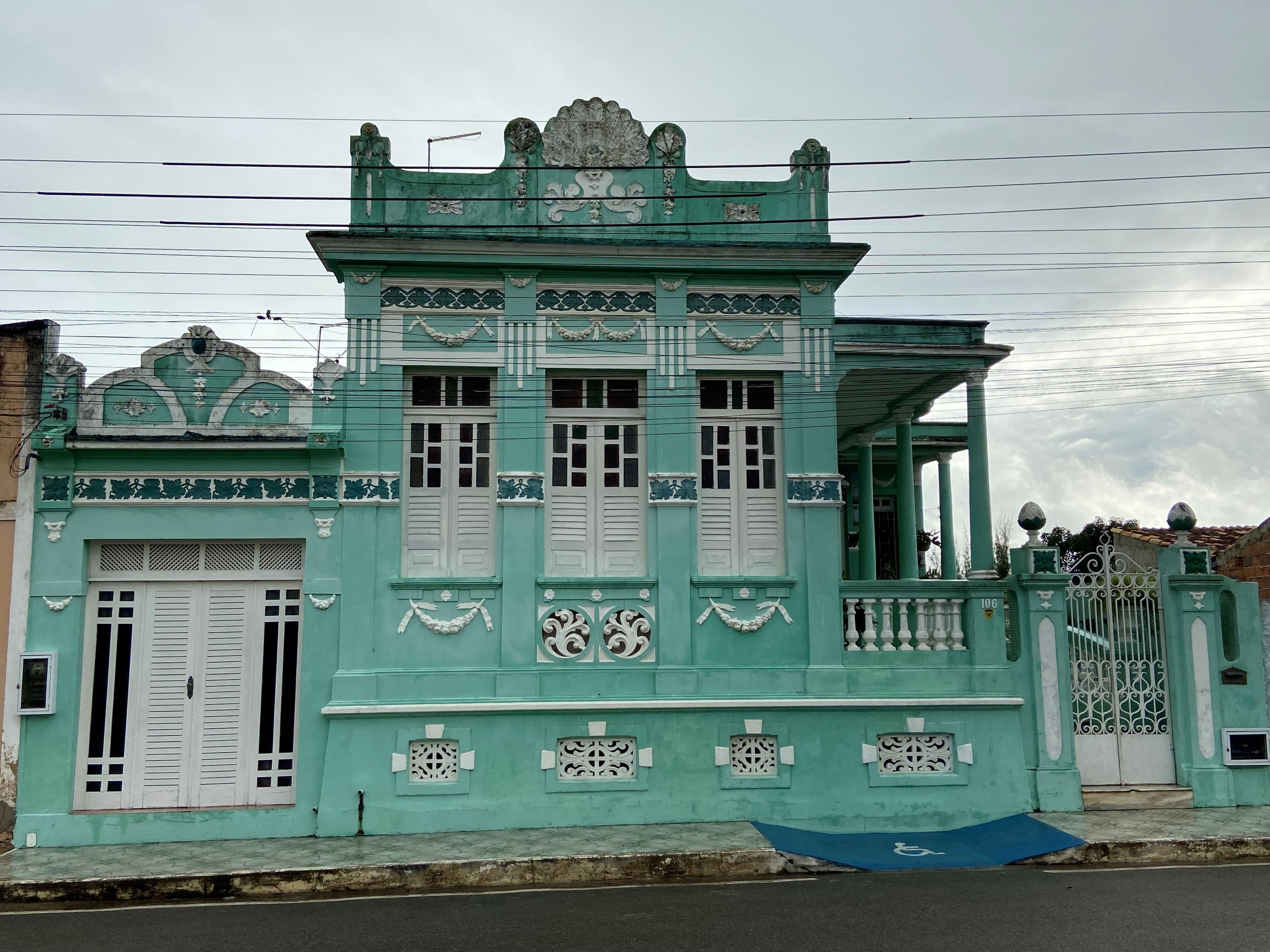 Casarão histórico de fachada verde em Frei Paulo