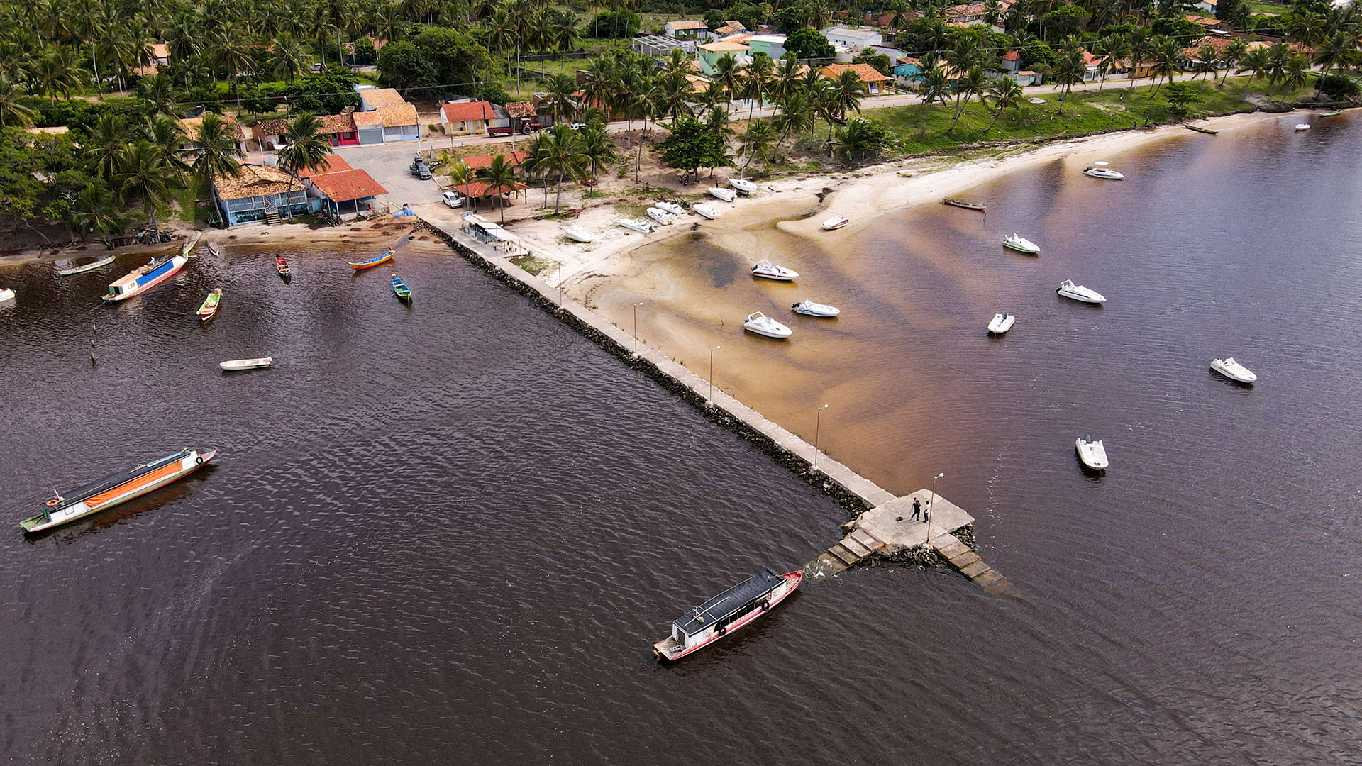Vista aérea do Pontal de Indiaroba com embarcações e o estuário