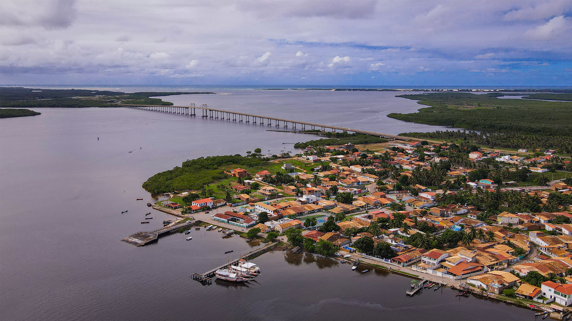 Vista aérea de Terra Caída, da ponte e das águas em Indiaroba
