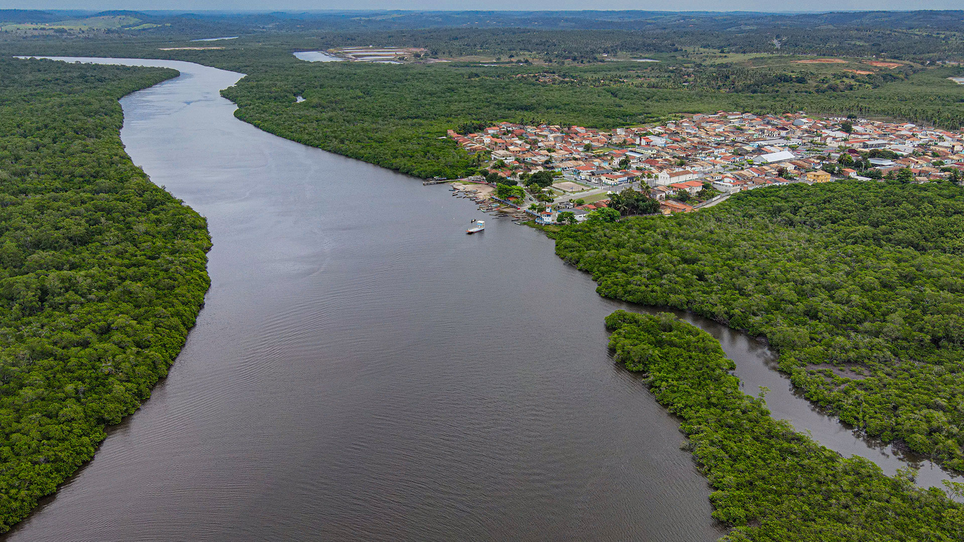 Rio Real, manguezais e sede de Indiaroba vistos do alto