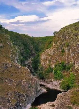 Formação rochosa e poço nas Poções da Ribeira, em Itabaiana
