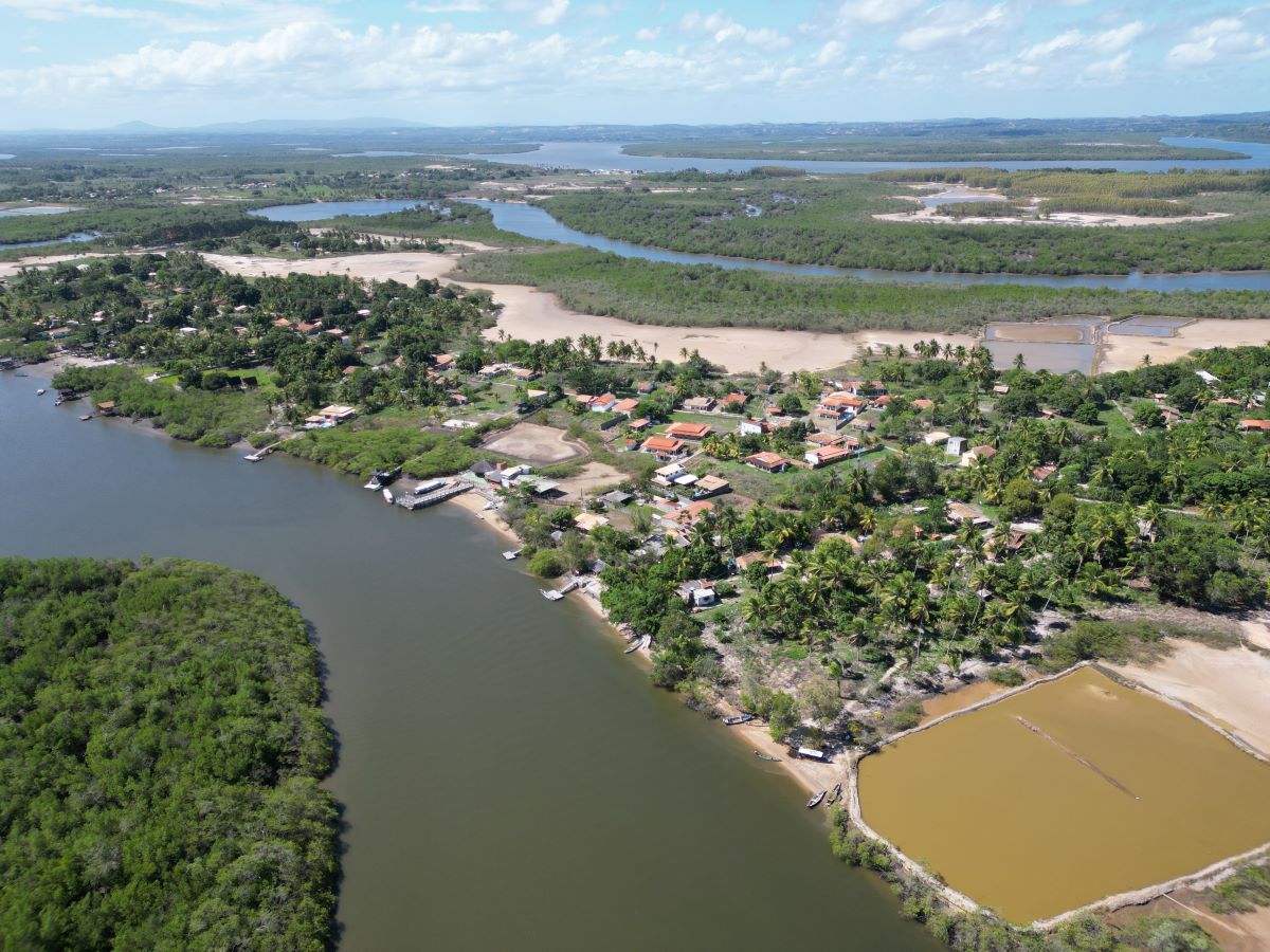 Piscina natural cercada pela vegetação no Balneário Público de Itaporanga d’Ajuda