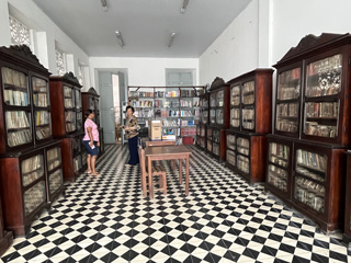 Estantes e acervo histórico do Gabinete de Leitura de Maruim