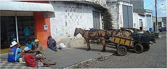 Freteiros e carroças em rua de Monte Alegre de Sergipe