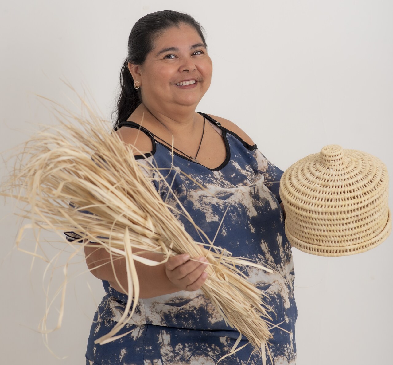 Artesã de Neópolis com peças feitas em palha do ouricuri