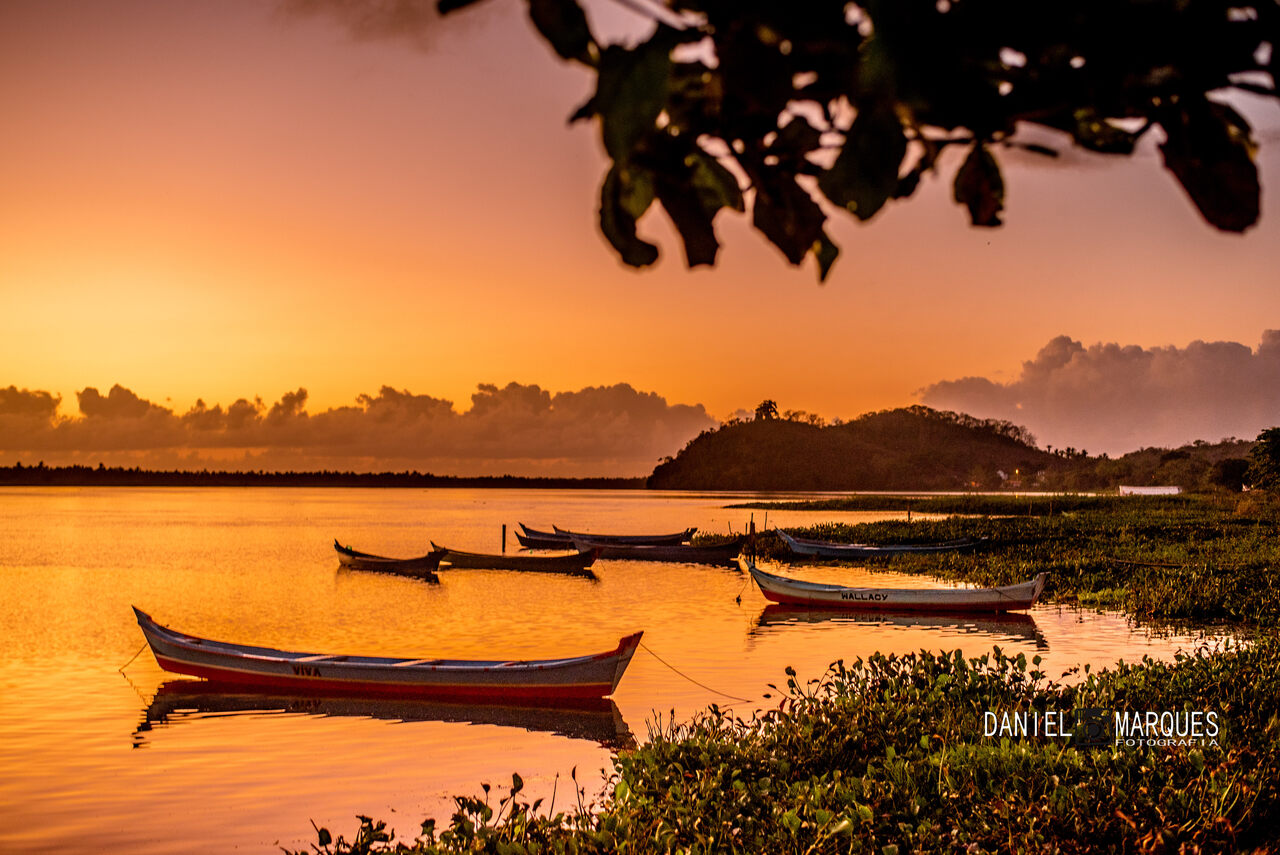 Morro do Aracaré e embarcações no Rio São Francisco ao pôr do sol