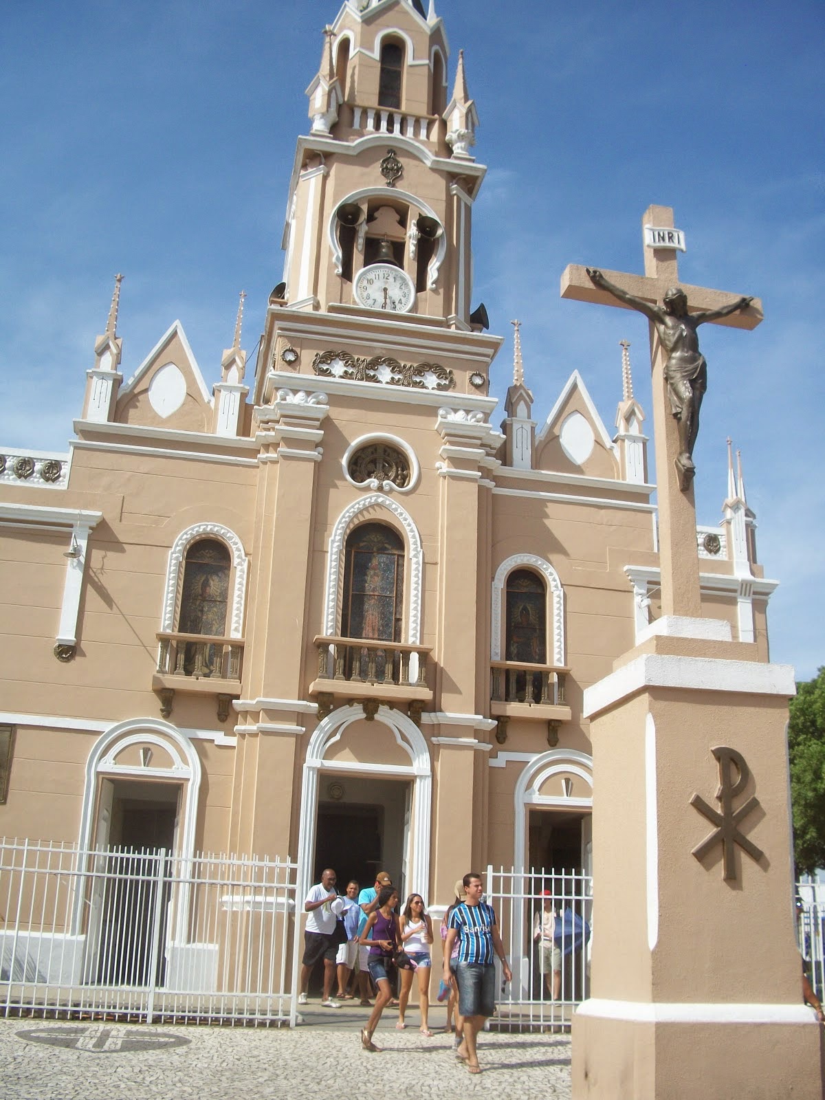 Fachada, torre, relógio e cruzeiro da Igreja Matriz de Nossa Senhora das Dores