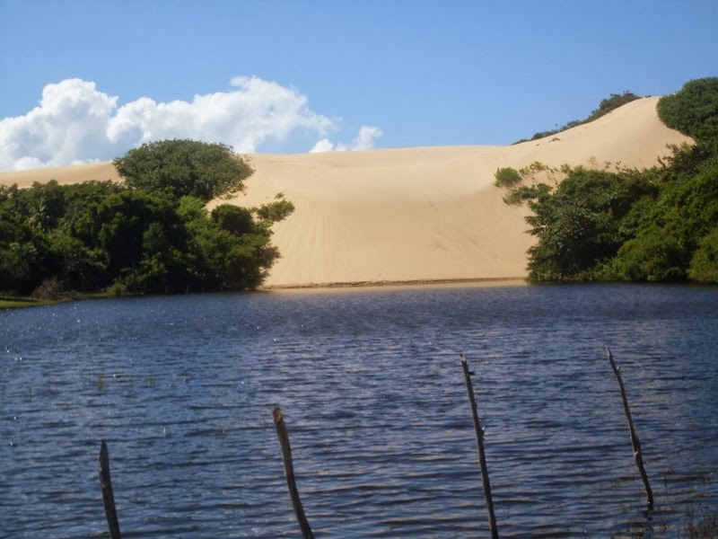 Dunas e lagoa no território de Pacatuba