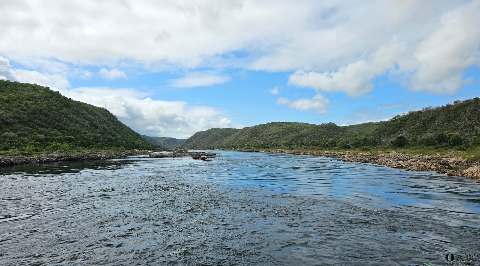 Rio São Francisco entre serras no território de Poço Redondo