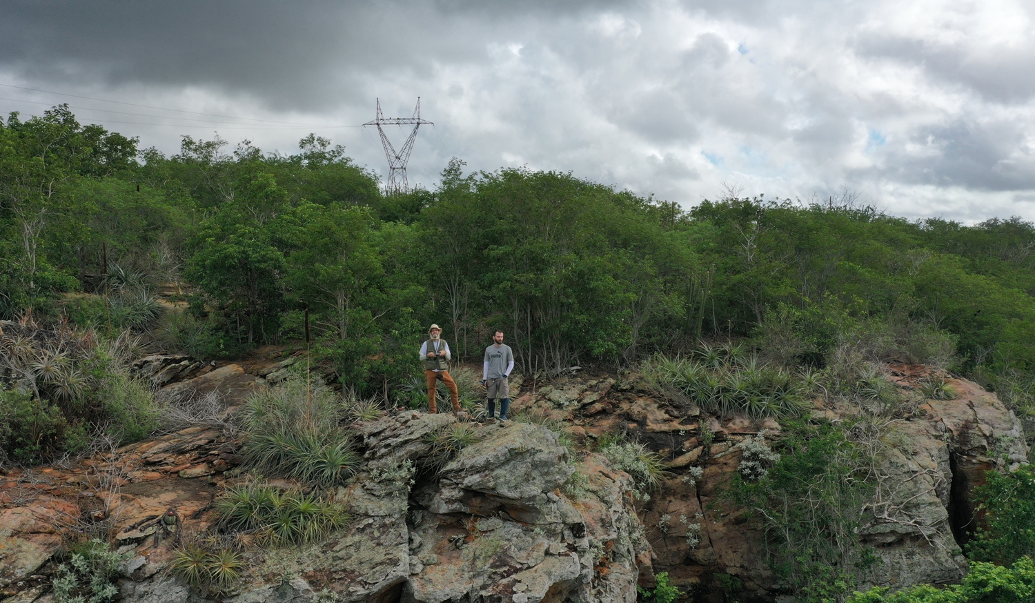 Paisagem de caatinga associada ao Monumento Natural Grota do Angico