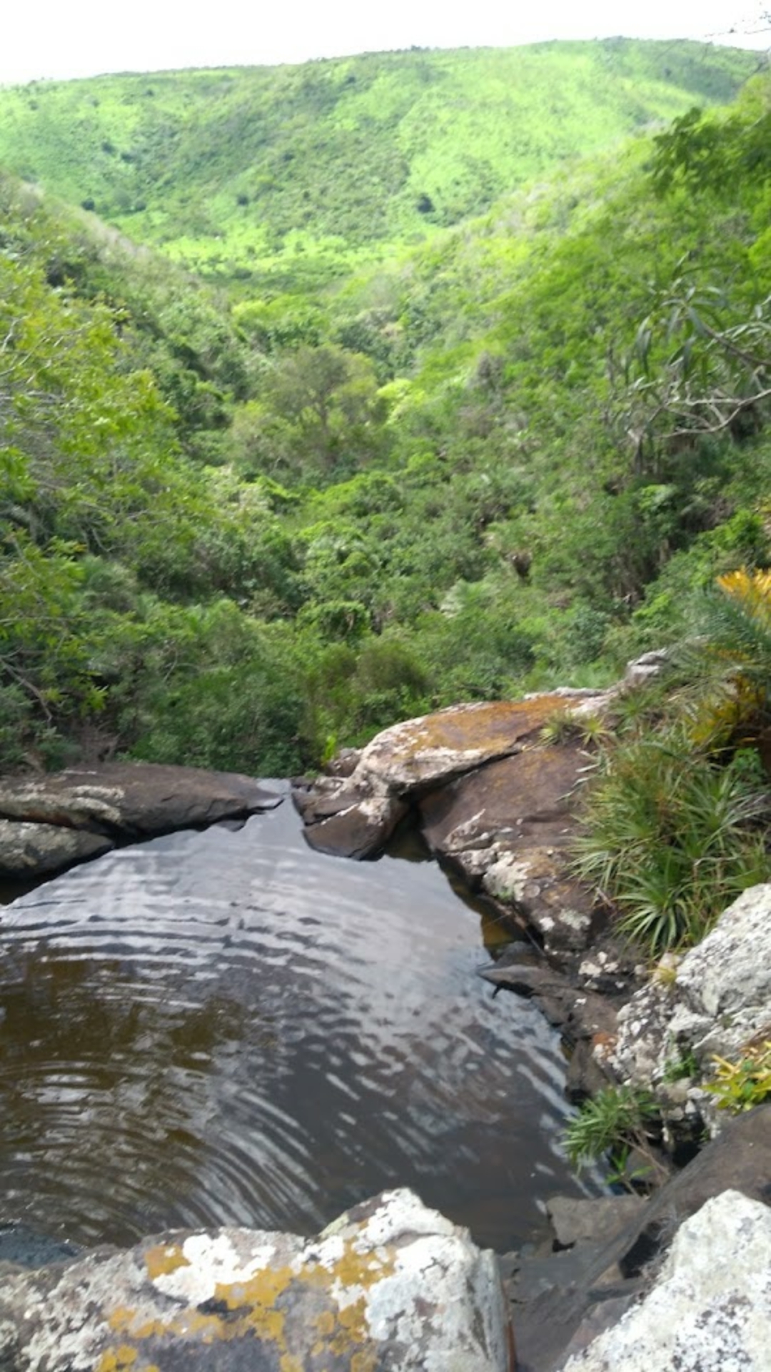 Cachoeira Mucambo em meio à vegetação e às serras
