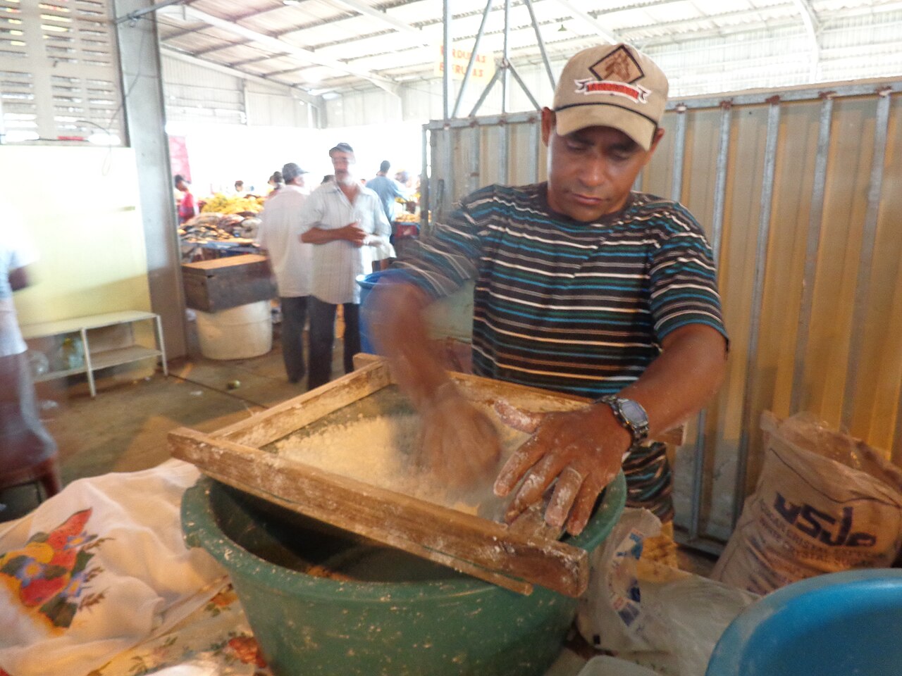 Produtor preparando farinha e tapioca na feira de Poço Verde