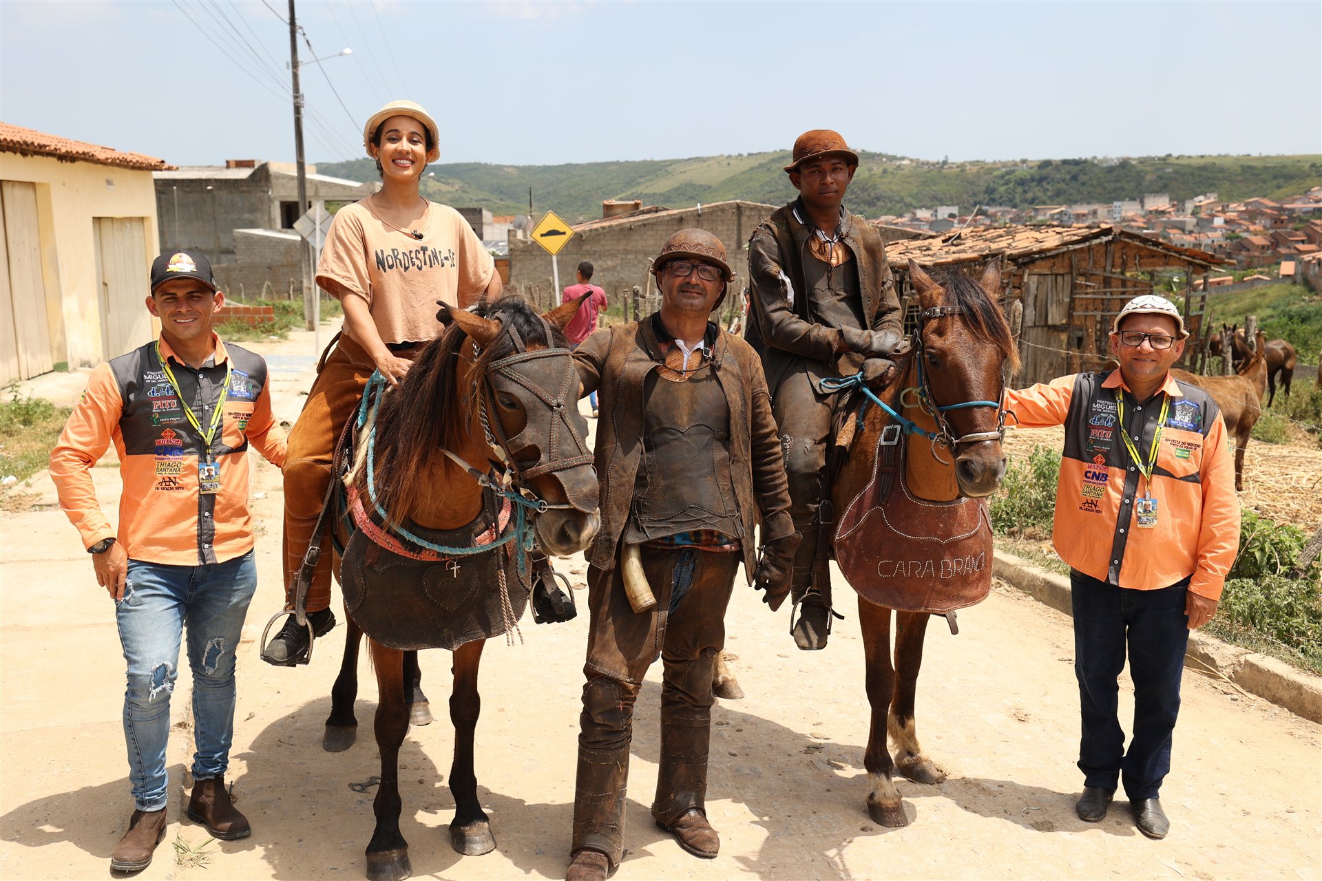 Vaqueiros com indumentária tradicional durante a Festa do Vaqueiro de Porto da Folha