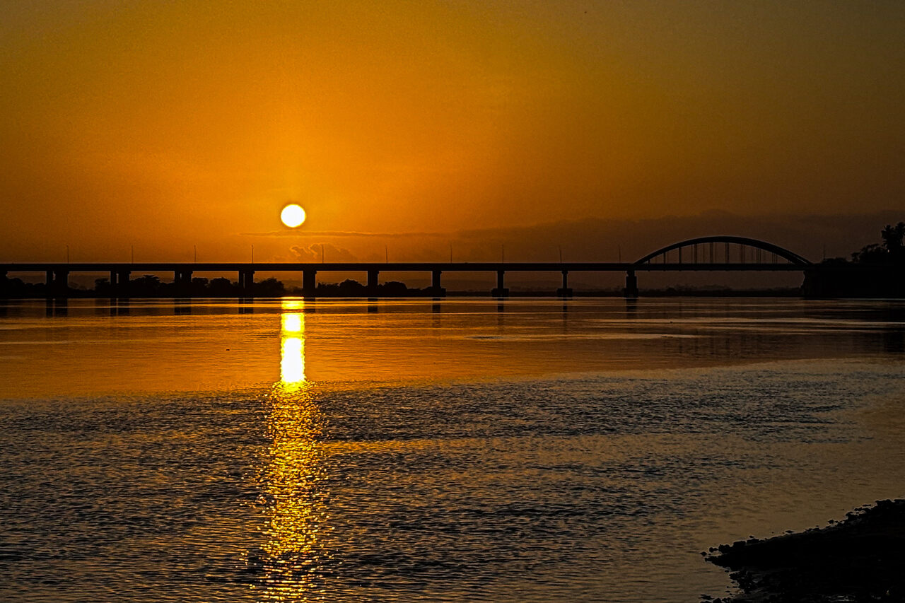 Ponte da Integração Nacional sobre o Rio São Francisco ao pôr do sol