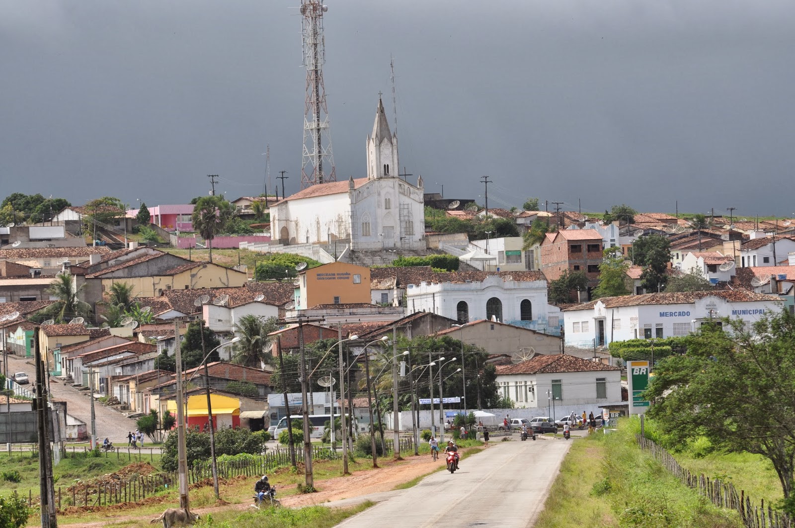 Paisagem urbana de Riachão do Dantas com a Igreja de Nossa Senhora do Amparo