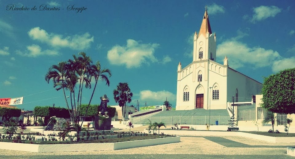 Igreja Matriz de Nossa Senhora do Amparo e praça em Riachão do Dantas