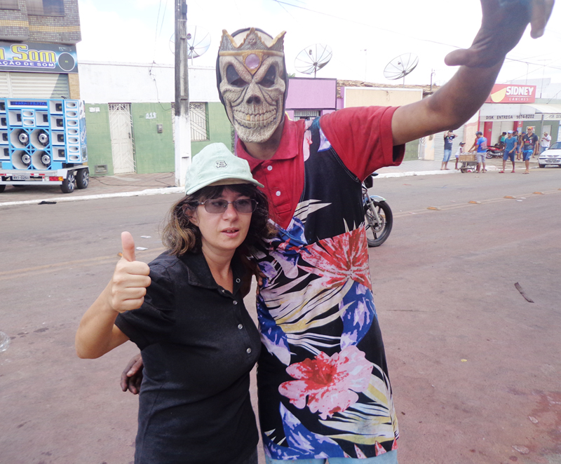 Participante mascarado do grupo folclórico Os Caretas em Ribeirópolis