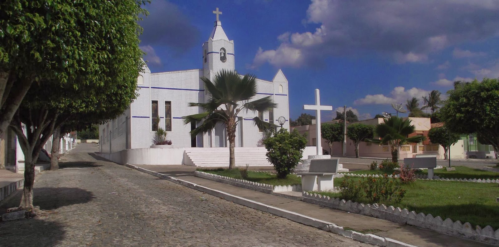 Igreja e praça do povoado Serra do Machado em Ribeirópolis