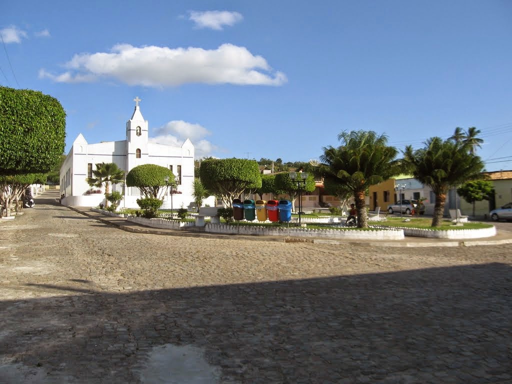 Praça arborizada e igreja do povoado Serra do Machado