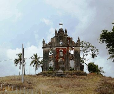Ruínas da Igreja do Senhor do Bonfim no Povoado Crasto