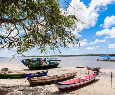 Barcos e paisagem ribeirinha do Povoado Crasto