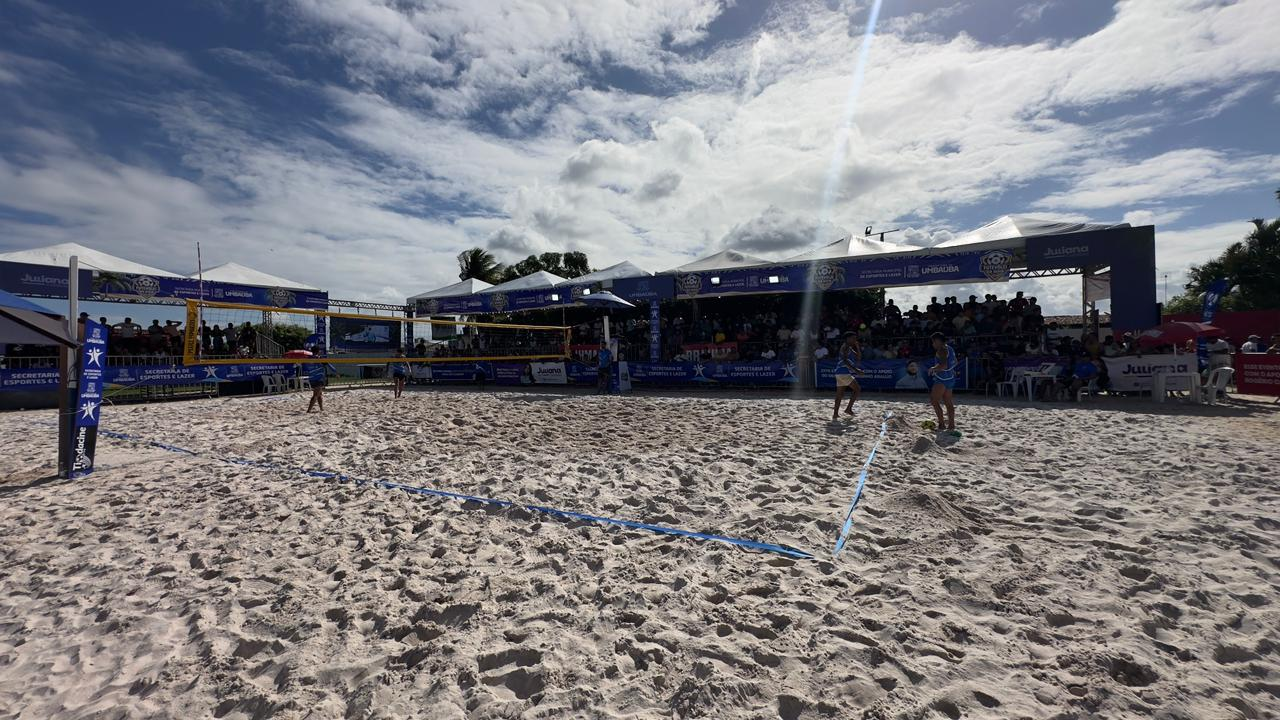 Quadra e público durante o Torneio de Futevôlei da Guia em Umbaúba